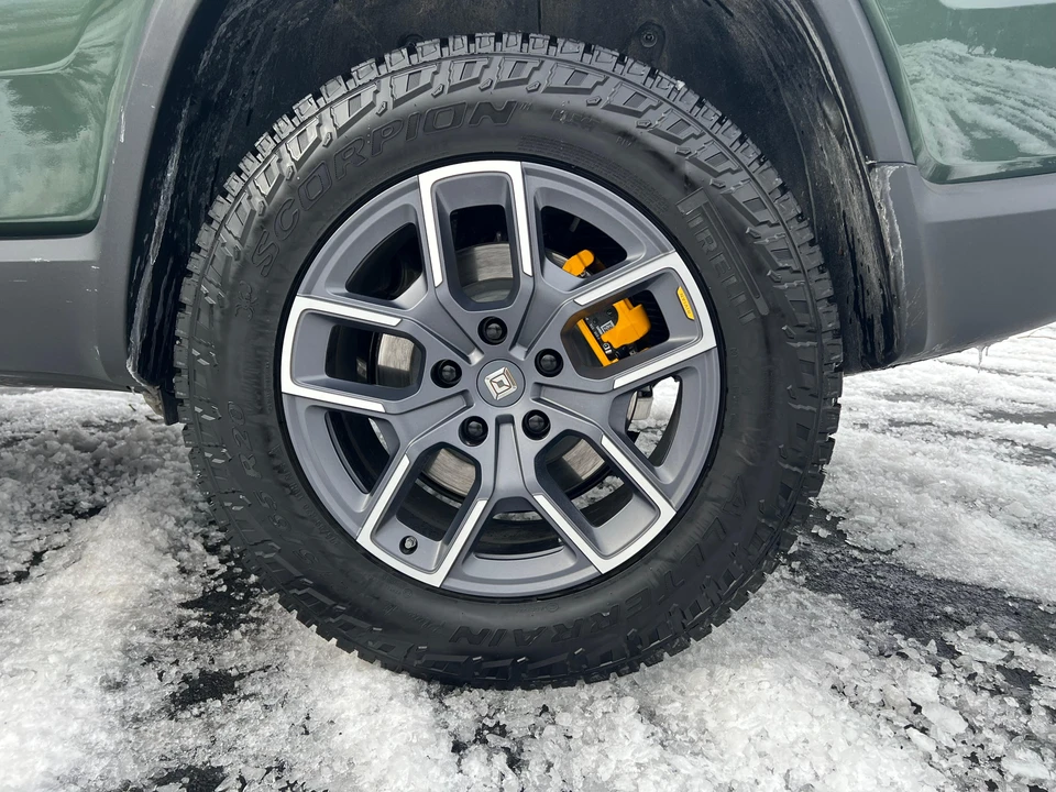 2023 Rivian R1S - Image 17 of 31