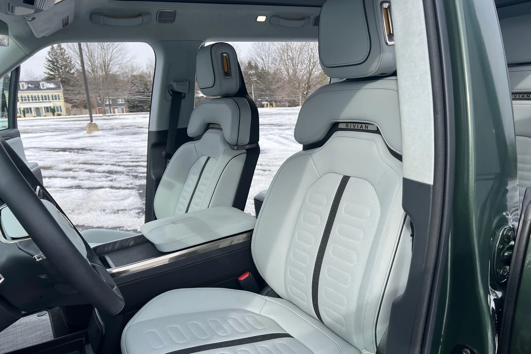 2023 Rivian R1S - Image 21 of 31