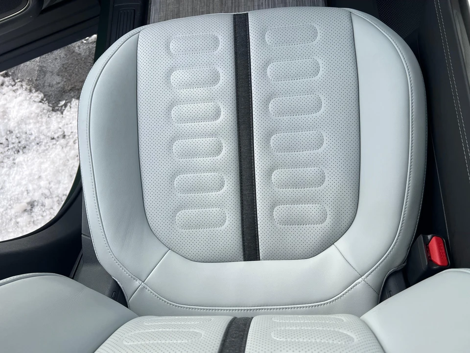 2023 Rivian R1S - Image 25 of 31