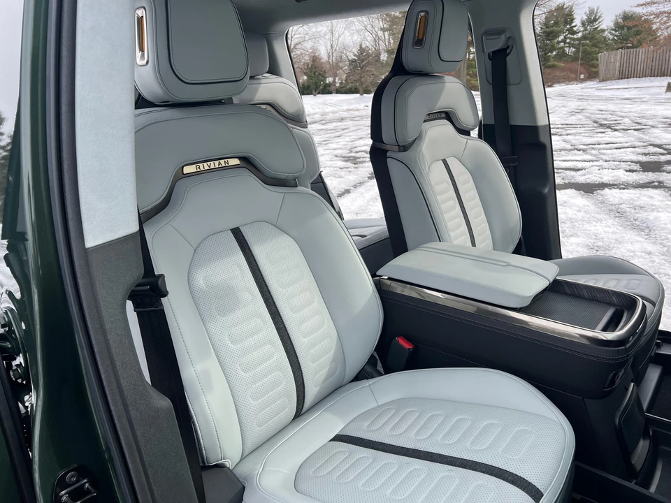 2023 Rivian R1S - Image 26 of 31