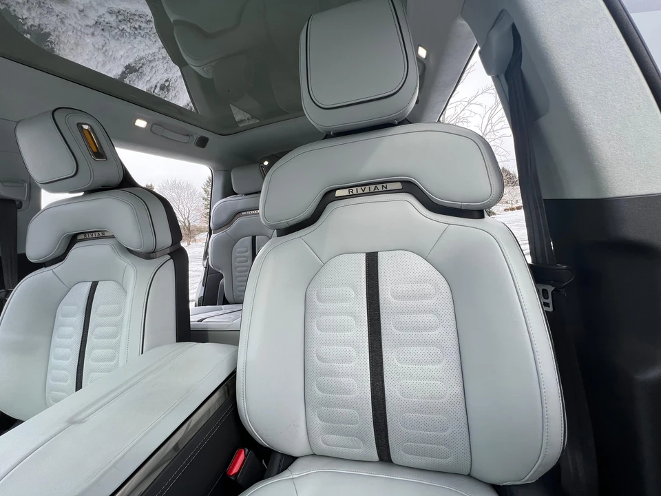 2023 Rivian R1S - Image 24 of 31