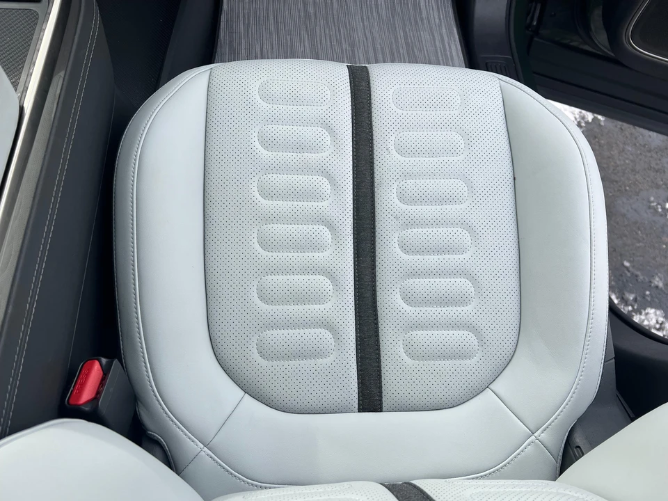 2023 Rivian R1S - Image 28 of 31