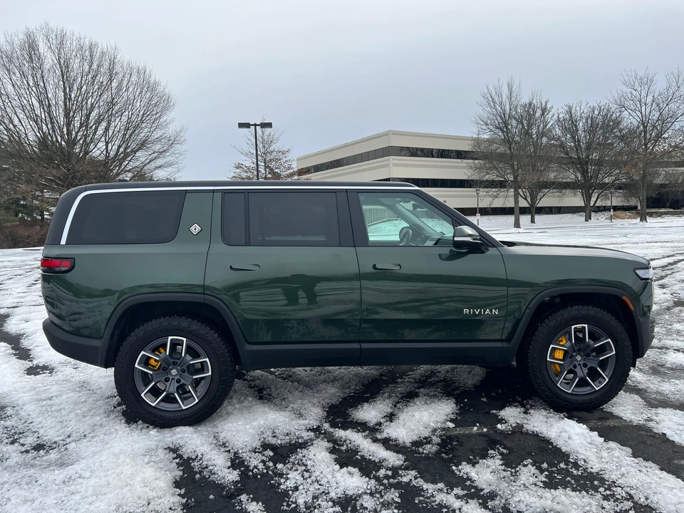 2023 Rivian R1S - Image 8 of 31