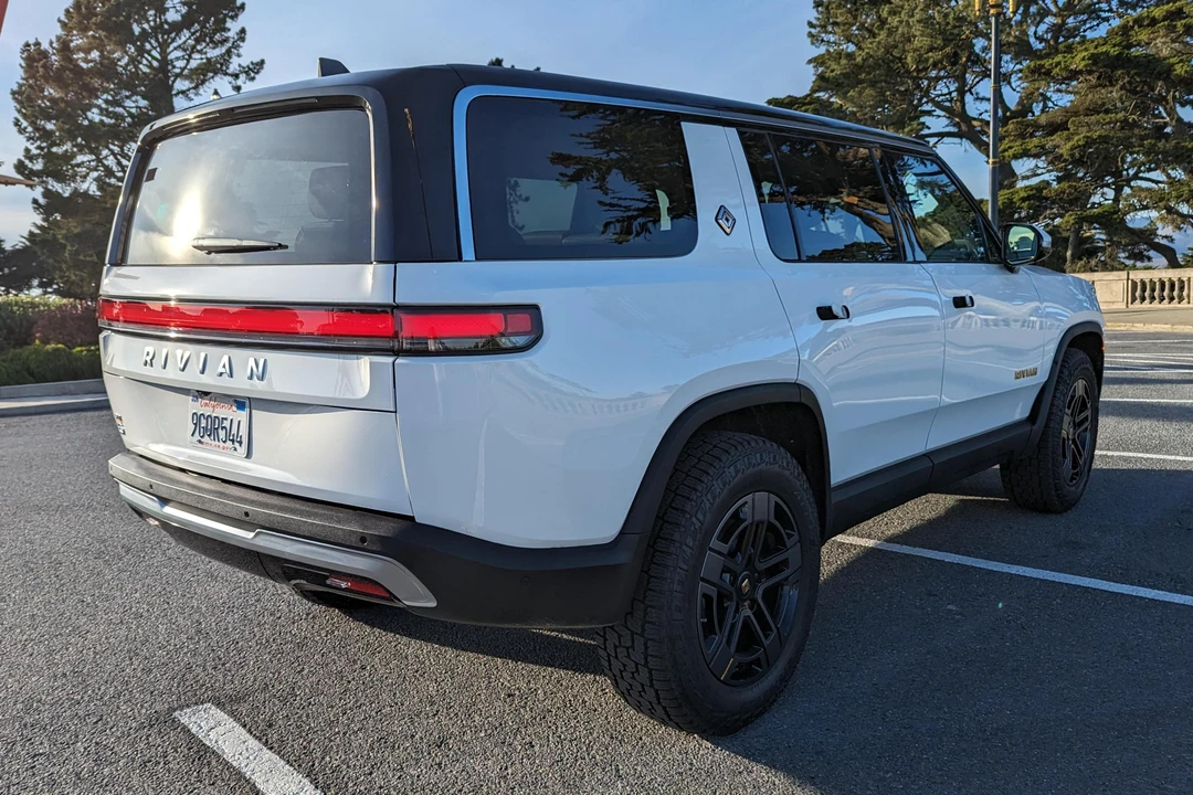 2023 Rivian R1S - Image 4 of 31