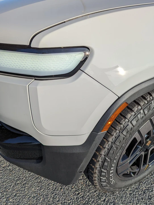 2023 Rivian R1S - Image 28 of 31