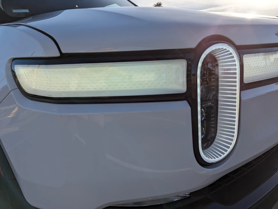 2023 Rivian R1S - Image 17 of 31