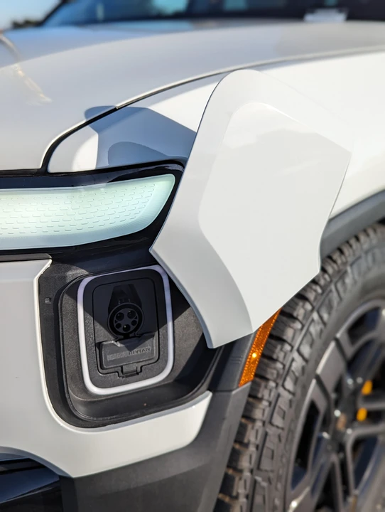 2023 Rivian R1S - Image 29 of 31