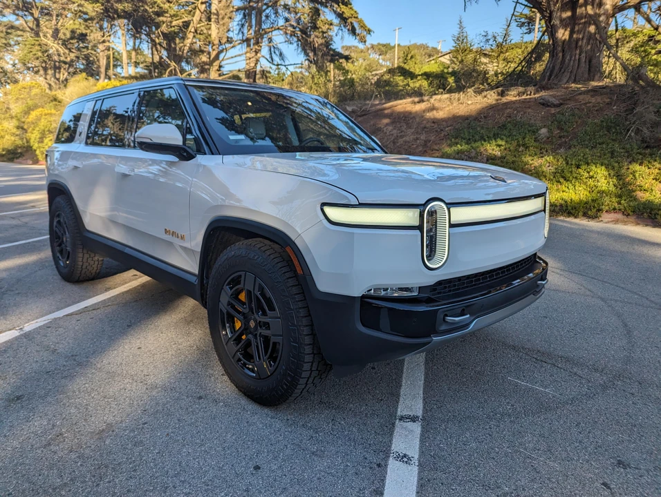 2023 Rivian R1S - Image 15 of 31