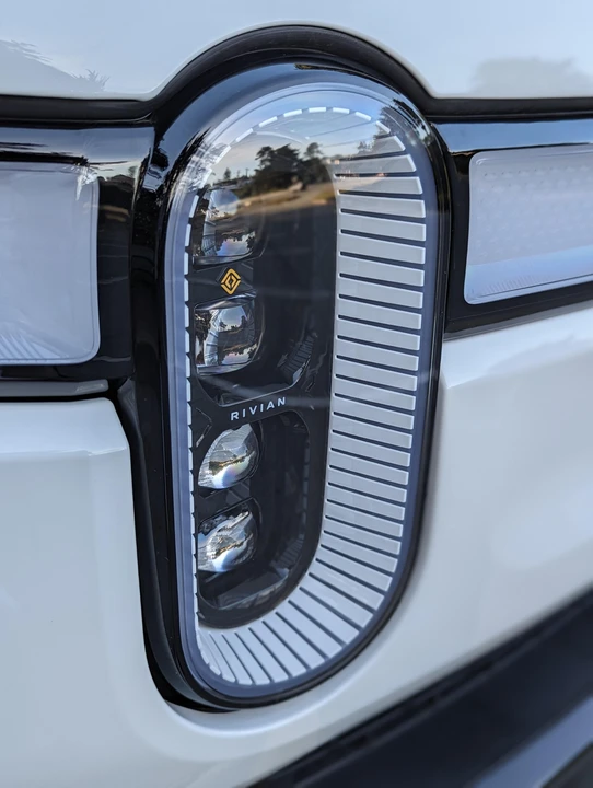2023 Rivian R1S - Image 18 of 31