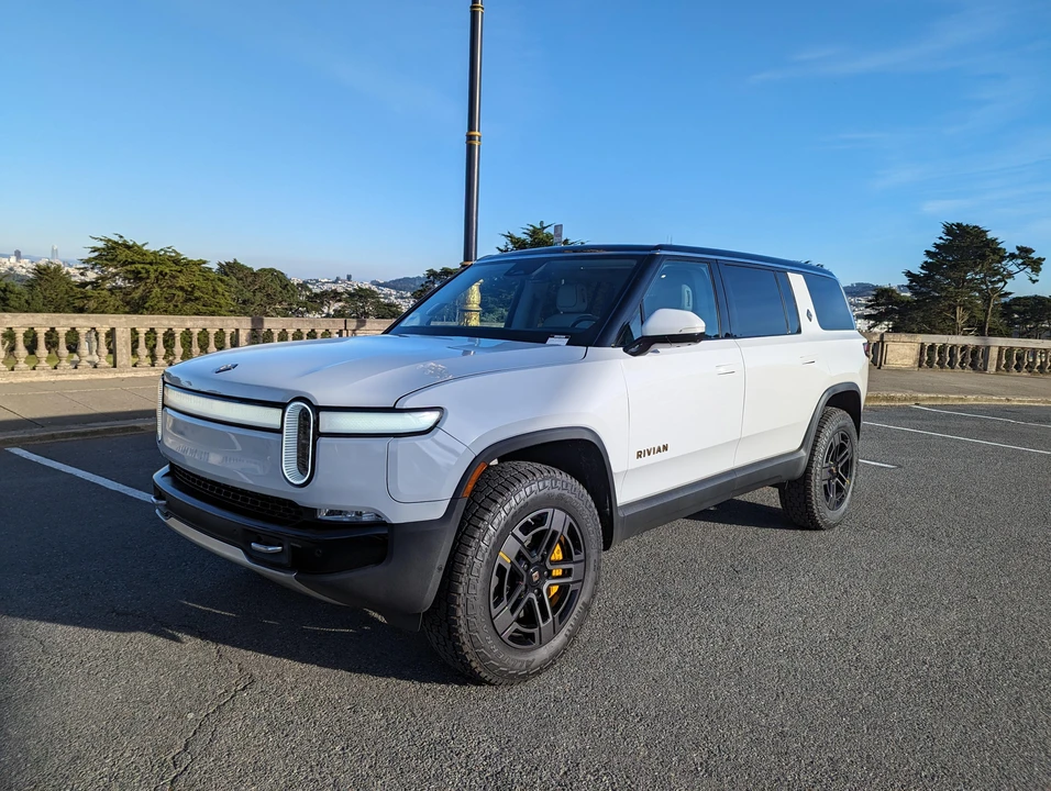 2023 Rivian R1S - Image 8 of 31