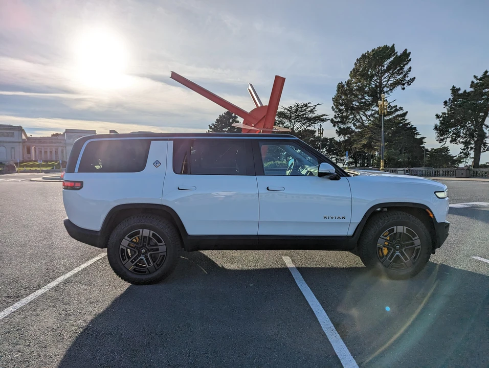 2023 Rivian R1S - Image 12 of 31