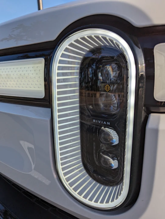2023 Rivian R1S - Image 25 of 31