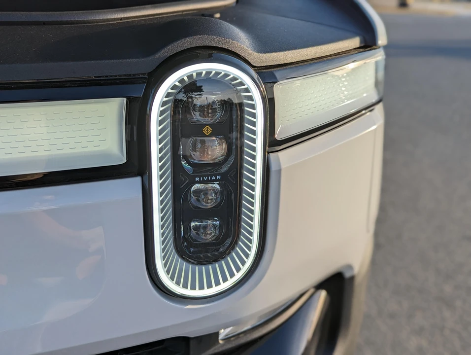 2023 Rivian R1S - Image 24 of 31