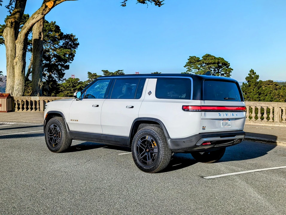 2023 Rivian R1S - Image 9 of 31