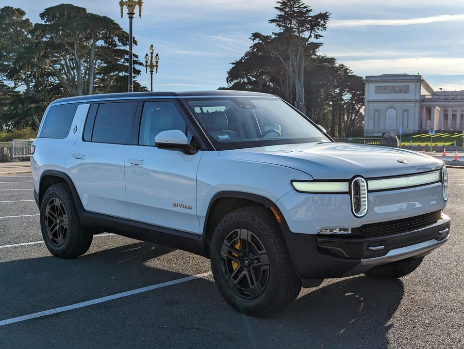 2023 Rivian R1S - Image 14 of 31