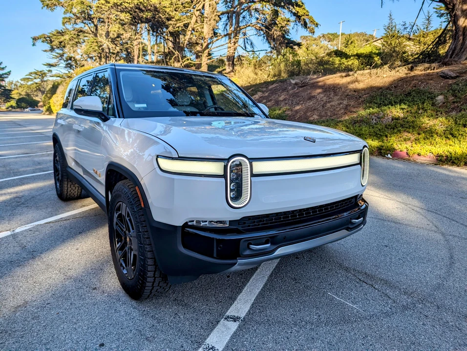 2023 Rivian R1S - Image 16 of 31