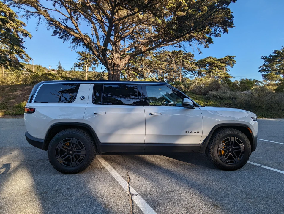 2023 Rivian R1S - Image 13 of 31