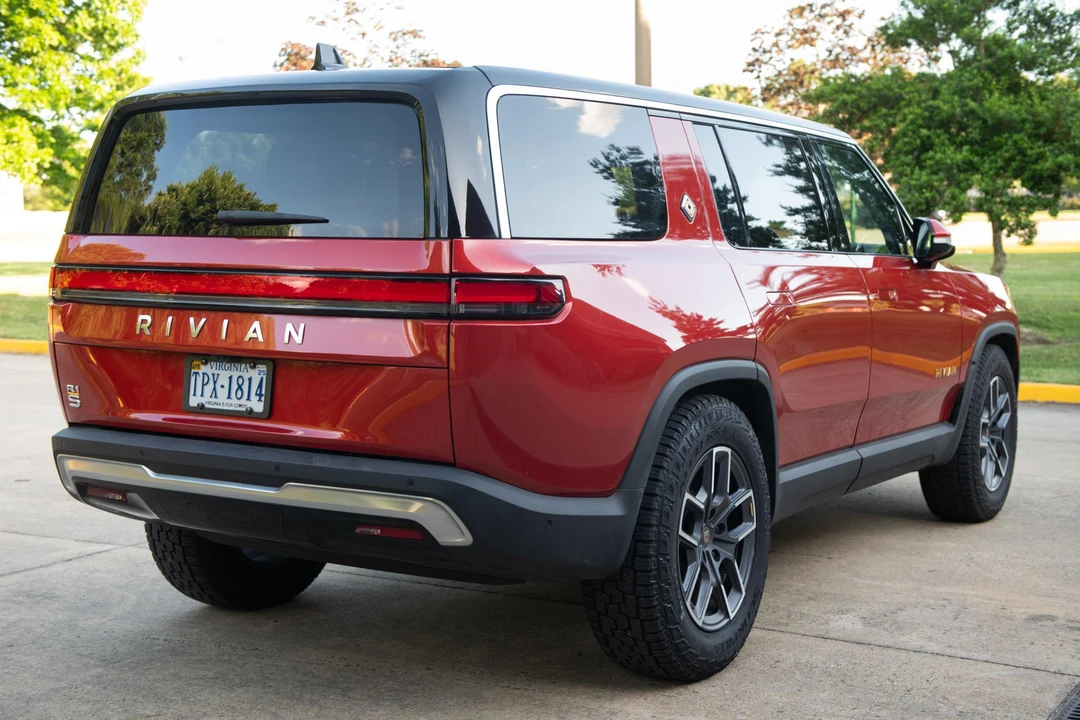 2023 Rivian R1S - Image 7 of 31