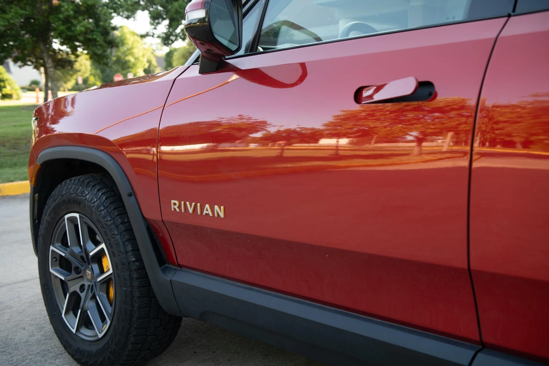 2023 Rivian R1S - Image 19 of 31