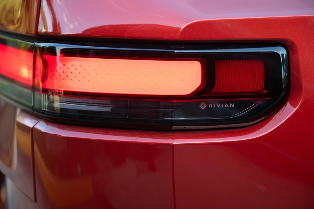 2023 Rivian R1S - Image 24 of 31