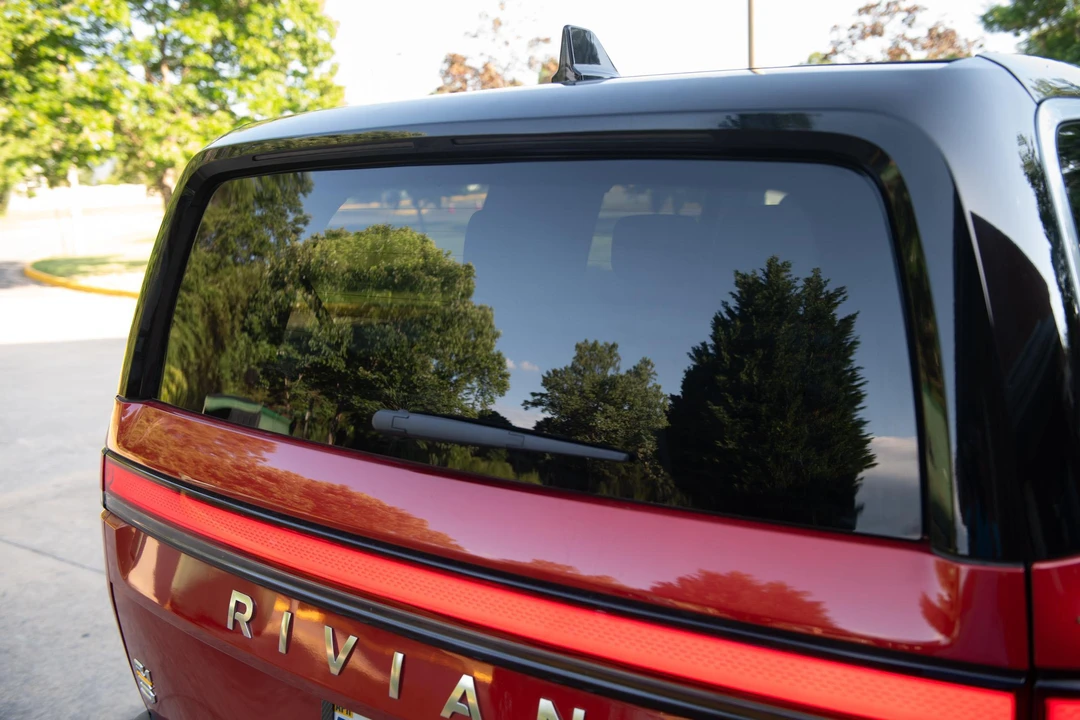 2023 Rivian R1S - Image 25 of 31