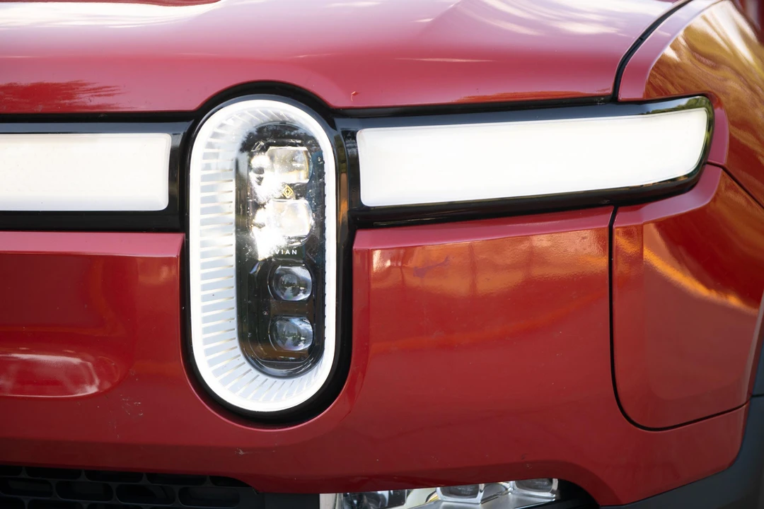 2023 Rivian R1S - Image 12 of 31