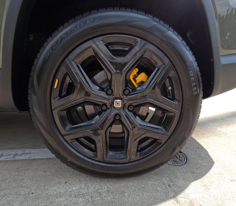 2023 Rivian R1S - Image 15 of 31