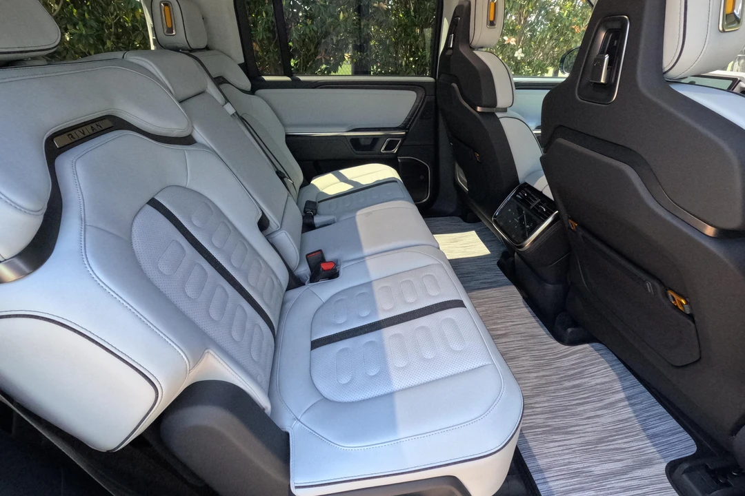 2023 Rivian R1S - Image 20 of 31