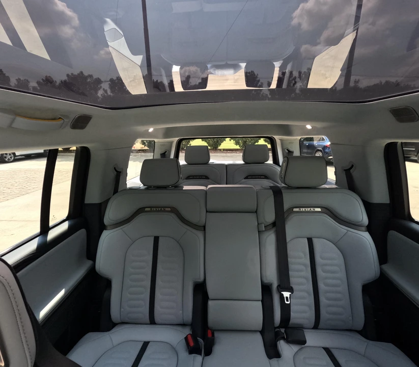 2023 Rivian R1S - Image 26 of 31