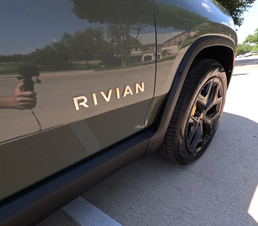 2023 Rivian R1S - Image 13 of 31
