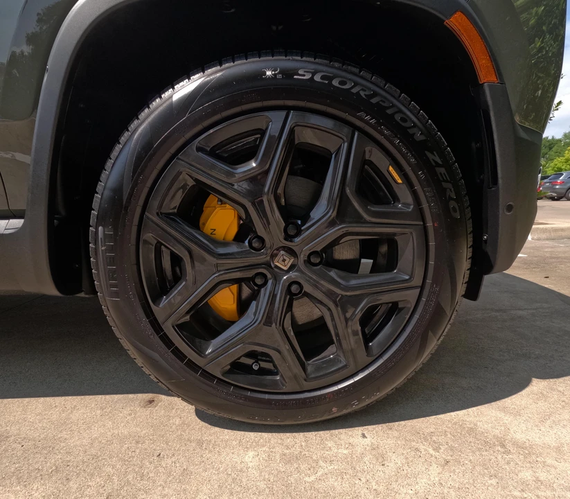 2023 Rivian R1S - Image 17 of 31