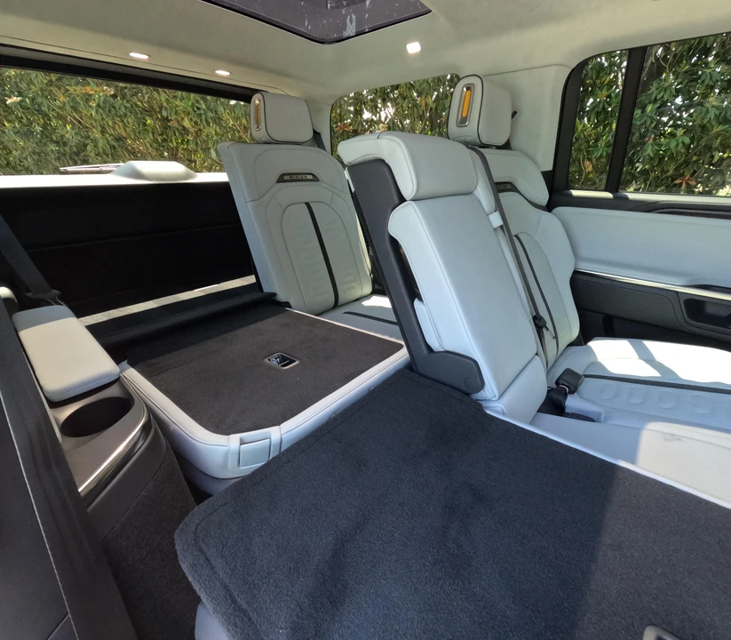 2023 Rivian R1S - Image 29 of 31