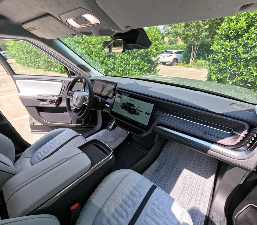 2023 Rivian R1S - Image 31 of 31