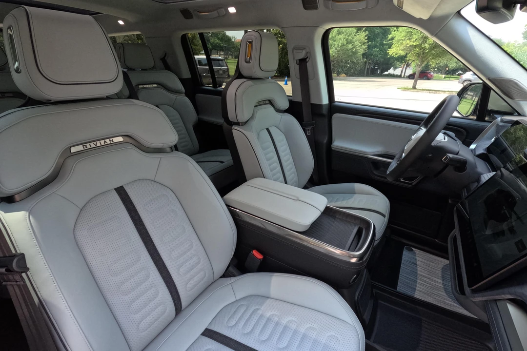 2023 Rivian R1S - Image 19 of 31