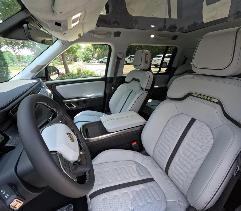 2023 Rivian R1S - Image 22 of 31