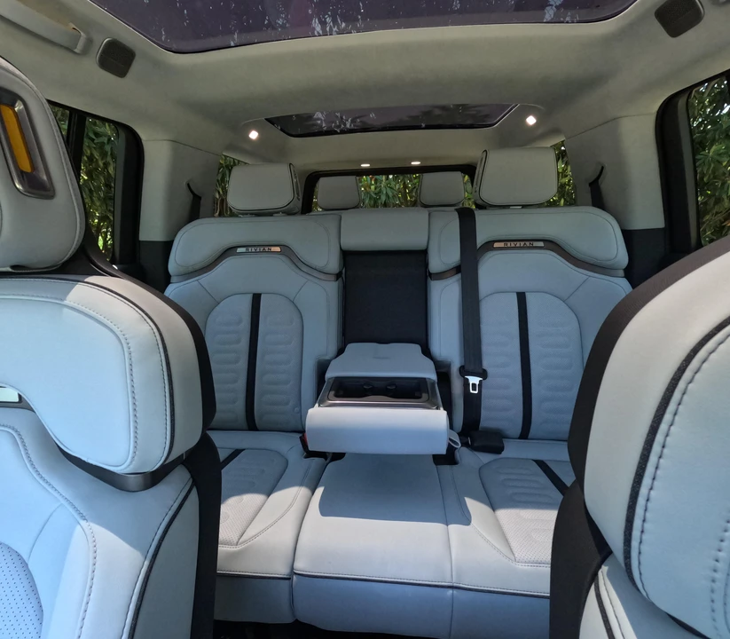 2023 Rivian R1S - Image 25 of 31