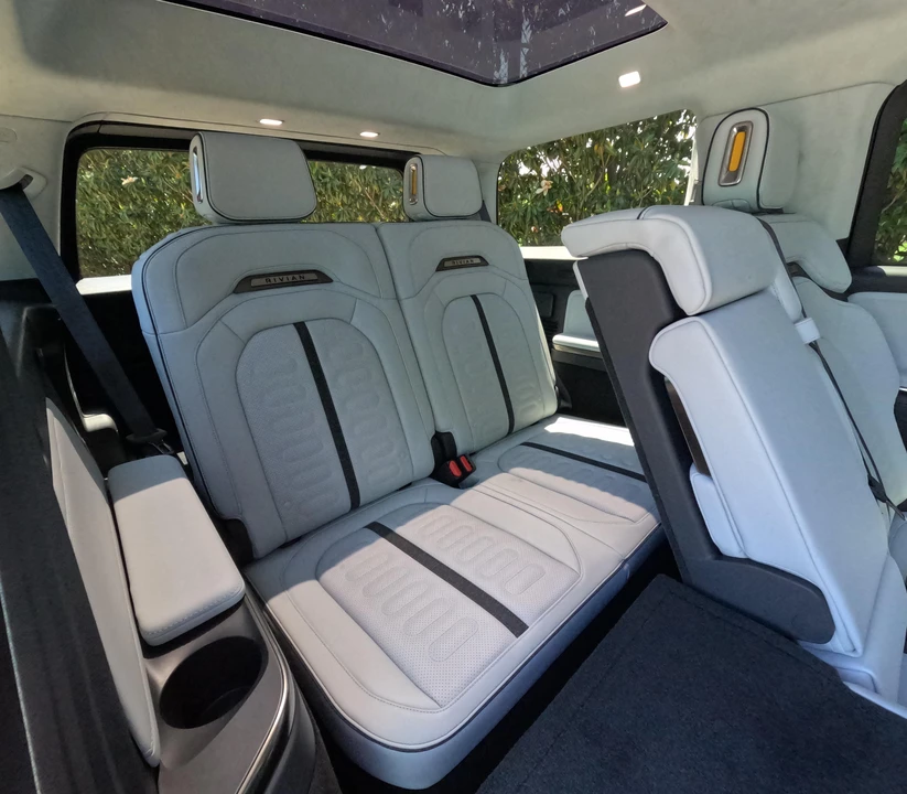 2023 Rivian R1S - Image 28 of 31