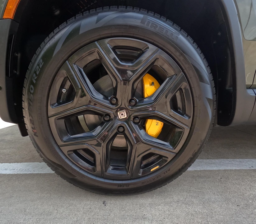 2023 Rivian R1S - Image 14 of 31