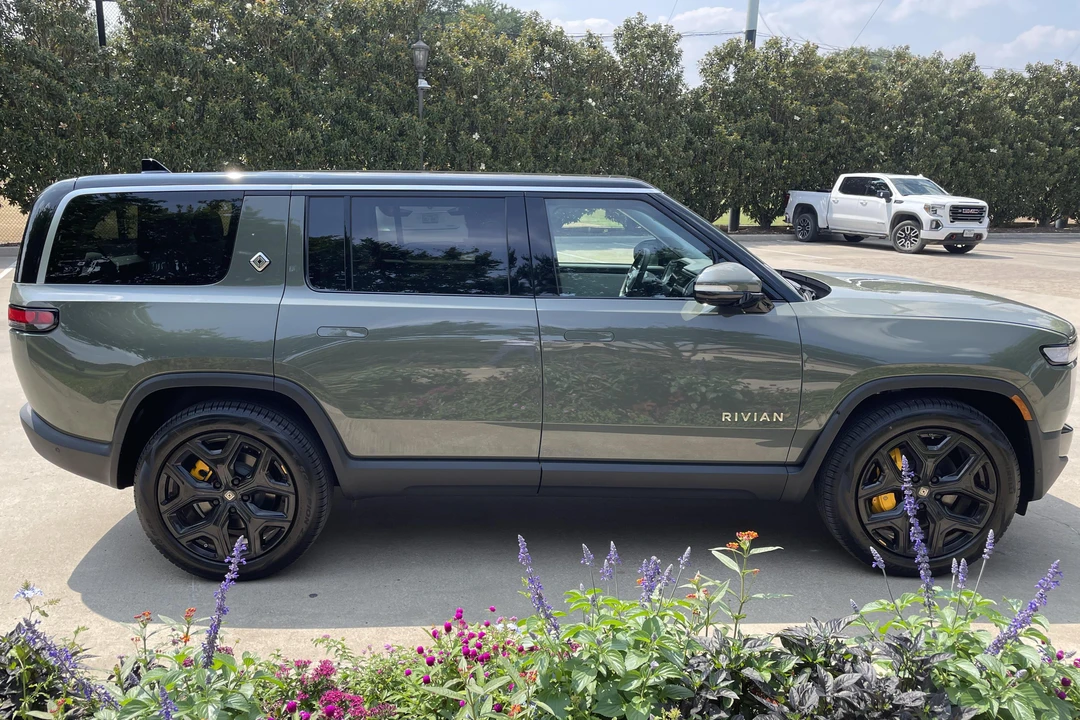 2023 Rivian R1S - Image 3 of 31