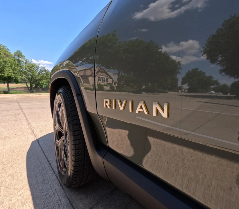 2023 Rivian R1S - Image 10 of 31