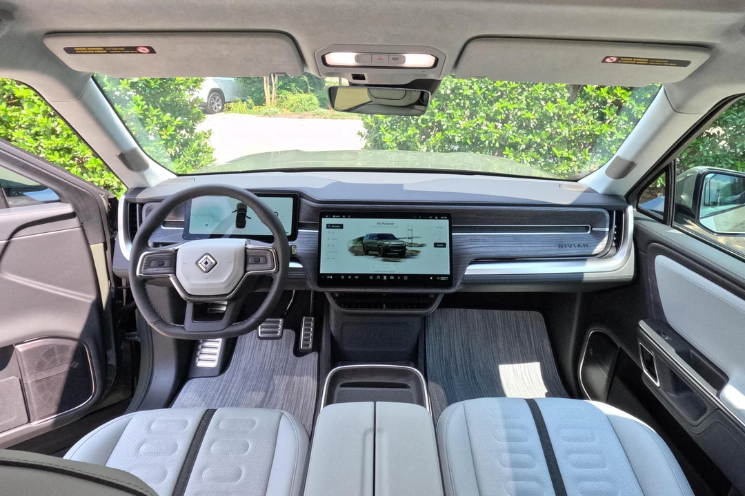 2023 Rivian R1S - Image 18 of 31