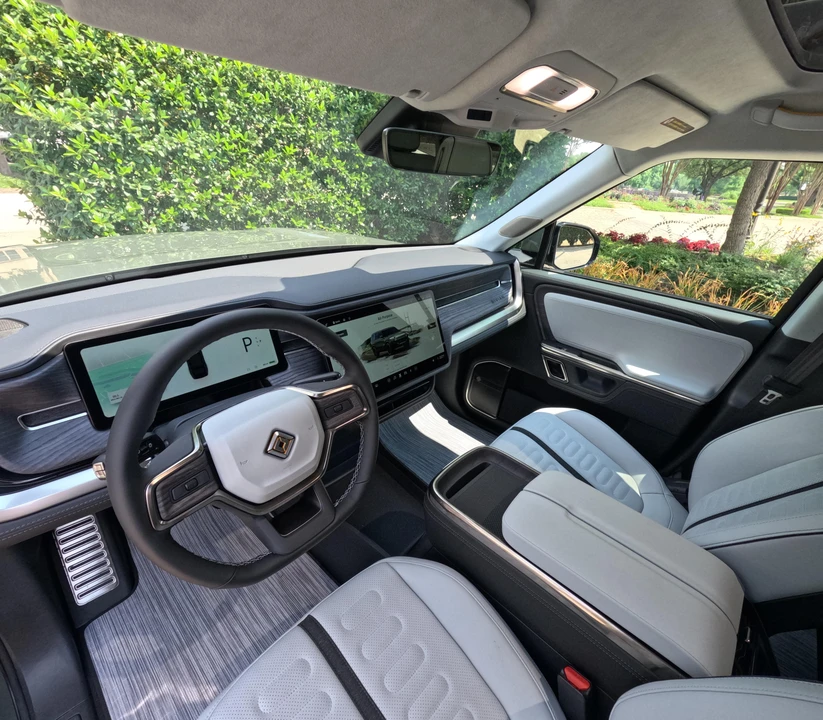 2023 Rivian R1S - Image 30 of 31