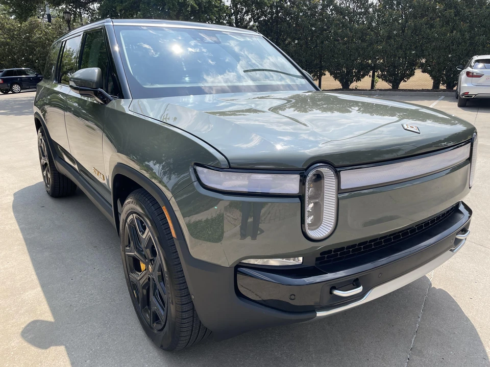 2023 Rivian R1S - Image 8 of 31