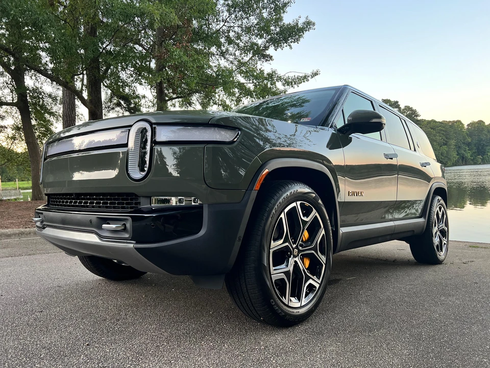 2023 Rivian R1S - Image 11 of 31