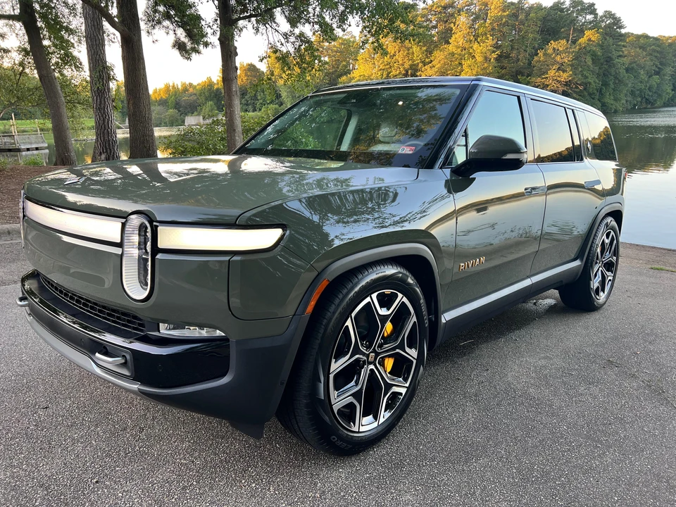 2023 Rivian R1S - Image 13 of 31