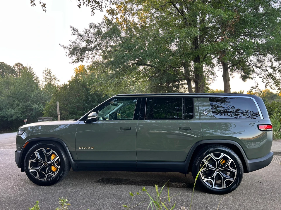 2023 Rivian R1S - Image 15 of 31