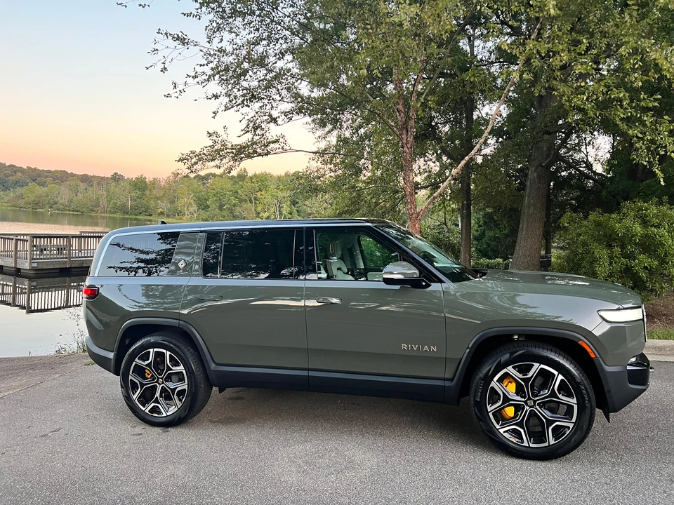 2023 Rivian R1S - Image 23 of 31