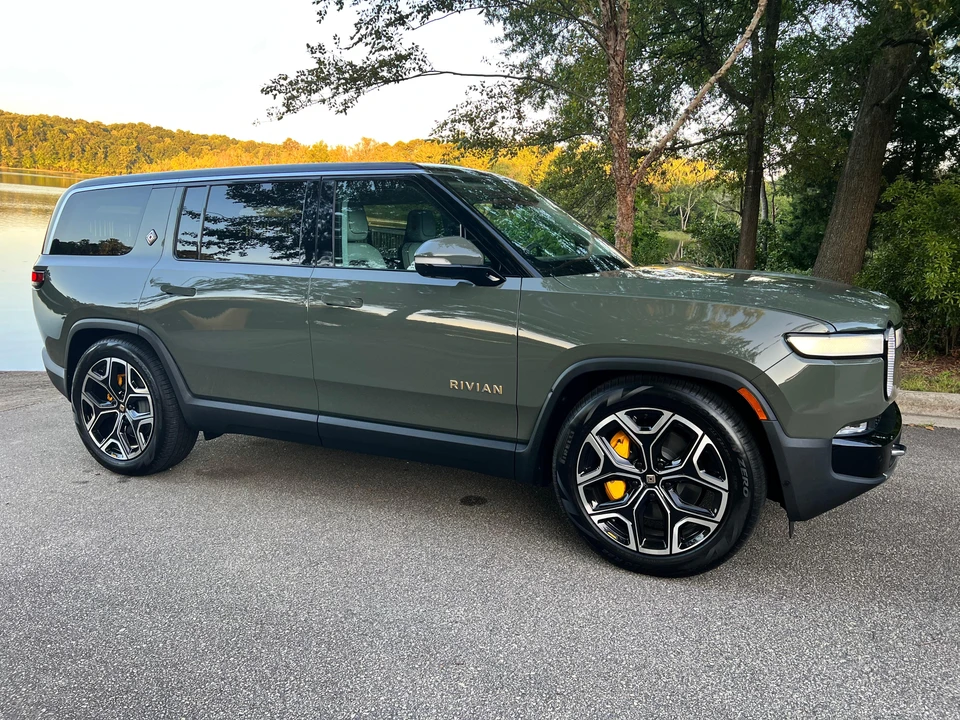 2023 Rivian R1S - Image 25 of 31