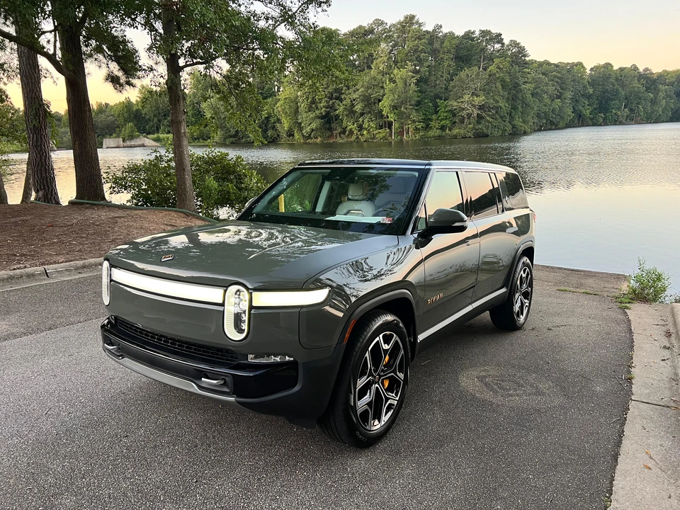 2023 Rivian R1S - Image 12 of 31