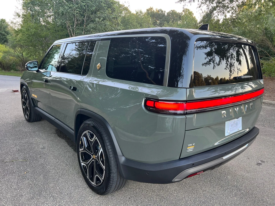 2023 Rivian R1S - Image 19 of 31